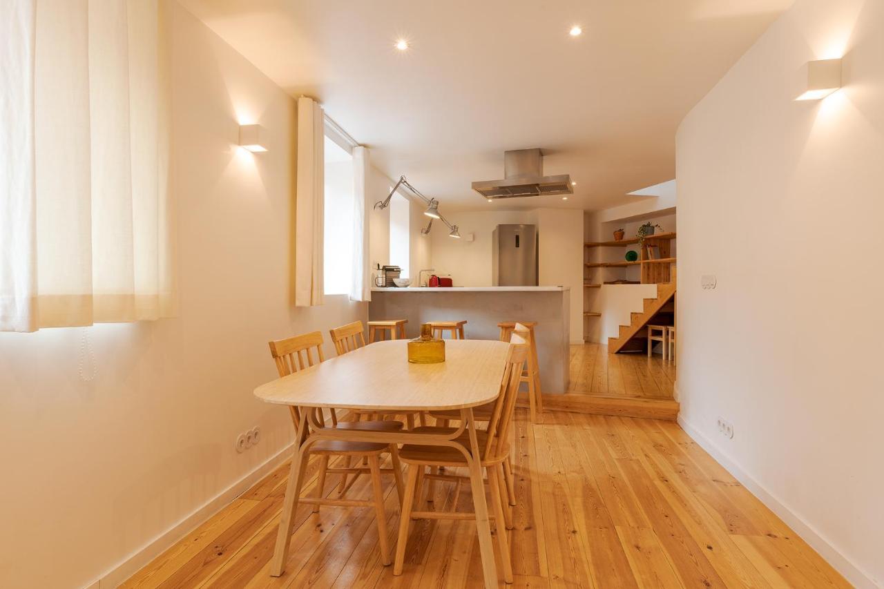The Yellow House Spacious Duplex In Prazeres District Lisbon Exterior photo